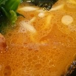 家系総本山 ラーメン 吉村家 - 直系の象徴である醤油が立ったスープ。鶏油感も最高です。