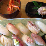 江戸前鶴鮨 - 地魚握りと伊勢海老のお味噌、イカのしんじょ