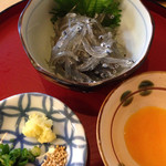 江戸前鶴鮨 - 生しらす 生卵の黄身と薬味でいただきます