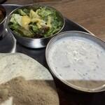 エリックサウス - （左）サラダ（右）ライタ