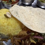 エリックサウス KITTE名古屋店 - （左）ターメリックライス（右）パパド※豆の煎餅