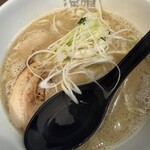 ラーメン海鳴 中洲店 - 魚介とんこつ　900円　替え玉　180円