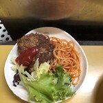 ミナミカワ - ハンバーグ280円。ヘルシー。付け合わせのナポリタンもVERYGOOD