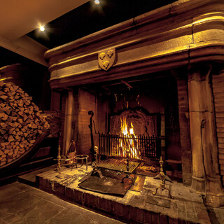 1690年の大きな暖炉の前で贅沢な一時を過ごせるレストラン