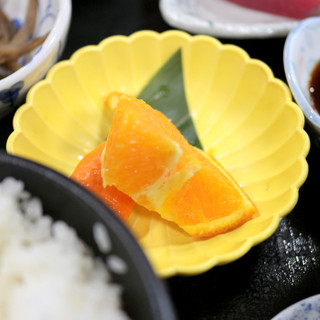 Gyokyoushokudouuzushio - おまかせ うずしお御膳のオレンジ小鉢 '15 1月上旬