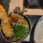 五代目 花山うどん - 天ぷら 海老 大葉 カボチャ 舞茸