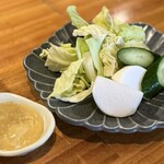 がんばれニッポン馬肉道場 馬喰ろう - ・生野菜盛り　～自家製クリームチーズ味噌添え～