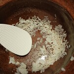 とんかつ神楽坂さくら - 釜炊きご飯は底のお焦げはなかなか取れず…