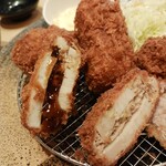とんかつ神楽坂さくら - レンコン挟み揚げに辛口ソースをかけて