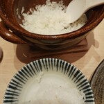 とんかつ神楽坂さくら - 釜炊きご飯の土釜(上)と茶碗(下)
