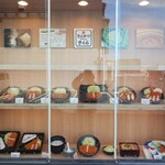 とんかつ神楽坂さくら - 店頭(外)のショーウインドウ