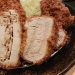 とんかつ神楽坂さくら - ヒレカツの一口目は岩塩で…　旨し♪