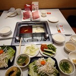 海底撈火鍋 - ラムと豚肉　　辛いスープと白湯スープ
