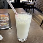 アリーズ・ケバブ - ラッシー　この量！　最後まで一緒に楽しめる．