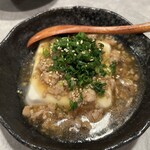 焼き鳥 ショウチャン 高円寺店 - 「鶏そぼろあんかけの温やっこ」です。優しい味付けでたんぱくなイメージですが、あんにしっかり鶏の旨みが溶け出している一品です。「牛すじキャベツ」と一緒に食べると更に美味しいです。