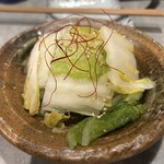 焼き鳥 ショウチャン 高円寺店 - 「白菜の浅漬け」です。角度がイマイチで見えないですが、ワサビが添えられています。見た目も綺麗ですよね。