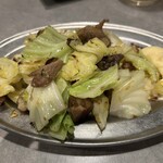 焼き鳥 ショウチャン 高円寺店 - 「牛すじキャベツ」です。牛すじの脂と旨みをキャベツが吸収しており、キャベツだけ食べても美味しいですが、マヨを付けるとさらに脂の濃厚さが増す暴力的な一品です。