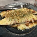 焼き鳥 ショウチャン 高円寺店 - 「長茄子のオーブン焼き」です。長茄子とチーズの相性も抜群ですが、タバスコと一緒になるととても美味しいです。ナイフとホークで切り分けて食します。