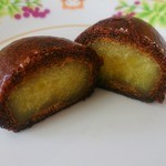 飯野屋製菓 - 「芋かりんとう饅頭」をカットしたところ