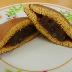 飯野屋製菓 - 「黒糖どら焼き」をカットしたところ