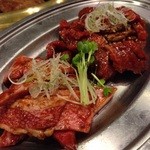 Yakiniku Gyuu Sha - カルビ (880円) 切り落とし盛り (1400円)