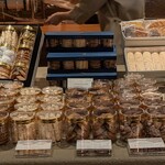 パティスリー オー フィル ドゥ ジュール - 焼菓子も美味しそう