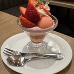 デニーズ - あまおうのパルフェ 869円