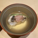 鮨 いわ貴 - 上にのってるのは赤カブおろしに◯◯のアクセント