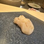 鮨 いわ貴 - 味の濃い帆立さん