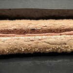 パティスリー オー フィル ドゥ ジュール - アマゾンカカオ使用のチョコレートクリームをサンド
      一本１０２６円税込の価値あり