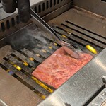 焼肉 ジャンボ - イチボを軽く炙って