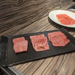 焼肉 ジャンボ - 【左】上タン【中】イチボ【右】上ロース