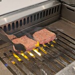 焼肉 ジャンボ - 上タンを炙って