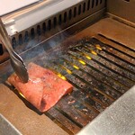 焼肉 ジャンボ - ミスジを炙って