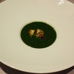 ラ メゾン ドゥ グラシアニ - 金胡麻のフランと小松菜のヴルーテに淡路島産サザエの柔らか煮