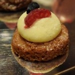 ラ メゾン ドゥ グラシアニ - クッキーにカスタードクリームとフルーツ