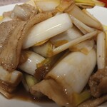 中華そば 東光 - ベストフレンド豚バラさんがいるにもかかわらず、まずはシャキ感残るピリ辛ありなネギをひたすら食べる食べる....醤油系なタレがベストマッチでいいっすねえ！