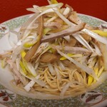 中華そば 東光 - 控えめな塩胡椒風味のタレを白髪ネギと細切りチャーシューにからめて細麺、茹でもやしの上に盛られてます。ピリ辛ネギが良き！