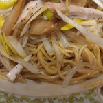 中華そば 東光 - 細麺の下には醤油系なタレがあるので、天地返ししながら混ぜまぜ。ライトな風味ですが、ボリュームたっぷり。最後にスープをいただいてフィニッシュ！