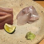 すしやのたい悟 - 青森三厩のメジマグロの中トロと大トロ、右がほうぼう