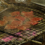 いわや - 和牛炭火焼（2014/12-1）（焼いているところ）