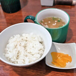かつ屋 ひがさ - ご飯・味噌汁・漬物