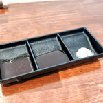 かつ屋 ひがさ - ソース（辛口・甘口）、塩