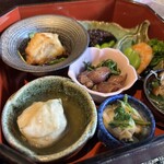 輪久 - 一の重　フグの唐揚げ　タコの柔らか煮　アサリの煮浸し　エビ　おかひじきとホタルイカのオイル漬け　ほうれん草とキノコの煮浸し　鶏つみれ湯葉あんかけ