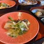 輪久 - 二の重　鰤と山菜(うるめ、こごみ、せり)の炊き合わせ　　木の芽味噌に合わせた食材も完璧で美味しい