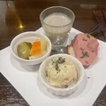 Gop - コチラが事前予約特典の前菜でした。時計回りに冷静スープ　鶏レバーパテ　いぶりがっこポテサラ　ピクルス