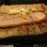 BARU 竹末 - カツサンドの断面。パンとカツが同じ厚さか、カツの方が分厚いぐらい。ソースやキャベツとの相性も抜群でした。旨し。
