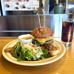 BurgerPOLICE - Bacon Lettuce Cheese Egg Burger♡‼️ 略して、BLCE バーガー♡
      を、ランチプレートセット♡で♡o(^-^)o♡