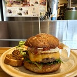 BurgerPOLICE - まさに、
      オールスター級のグルメ・バーガー♡
      Bacon Lettuce Cheese Egg Burger♡‼️ 略して、BLCE バーガー♡