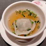 中国料理「花梨」 - スープ餃子　スープが深い～